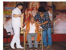 Journalist P.G. Shrinivas Murthy being honored with Raghavendra Chitravani Award by Upendra and Vishnuvardhan