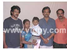 Upendra and Sudhindra donated Rs. 50,000 to scribe Manohar's family