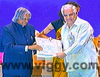 Dattanna receiving the award from President Abdul Kalam