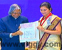 Kavitha Lankesh receiving the award from President Abdul Kalam