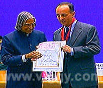 Mano Murthy receiving the award from President Abdul Kalam