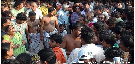 Family members of Dr. Rajkumar break out during the funeral