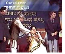 Prathima Devi receiving Dr. Rajkumar Award from CM S.M. Krishna